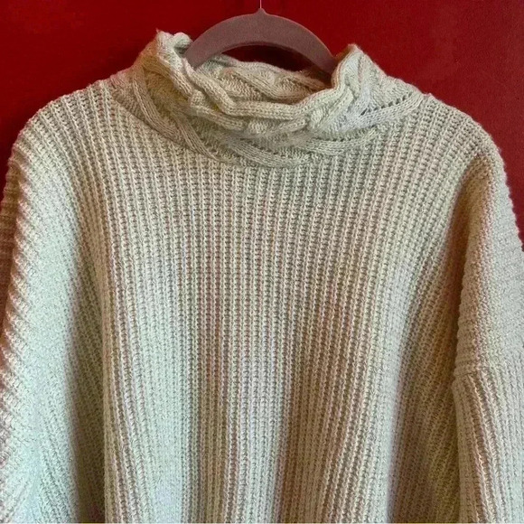 Vintage oversize thick cream turtleneck sweater with gold lurex - Picture 2 of 8